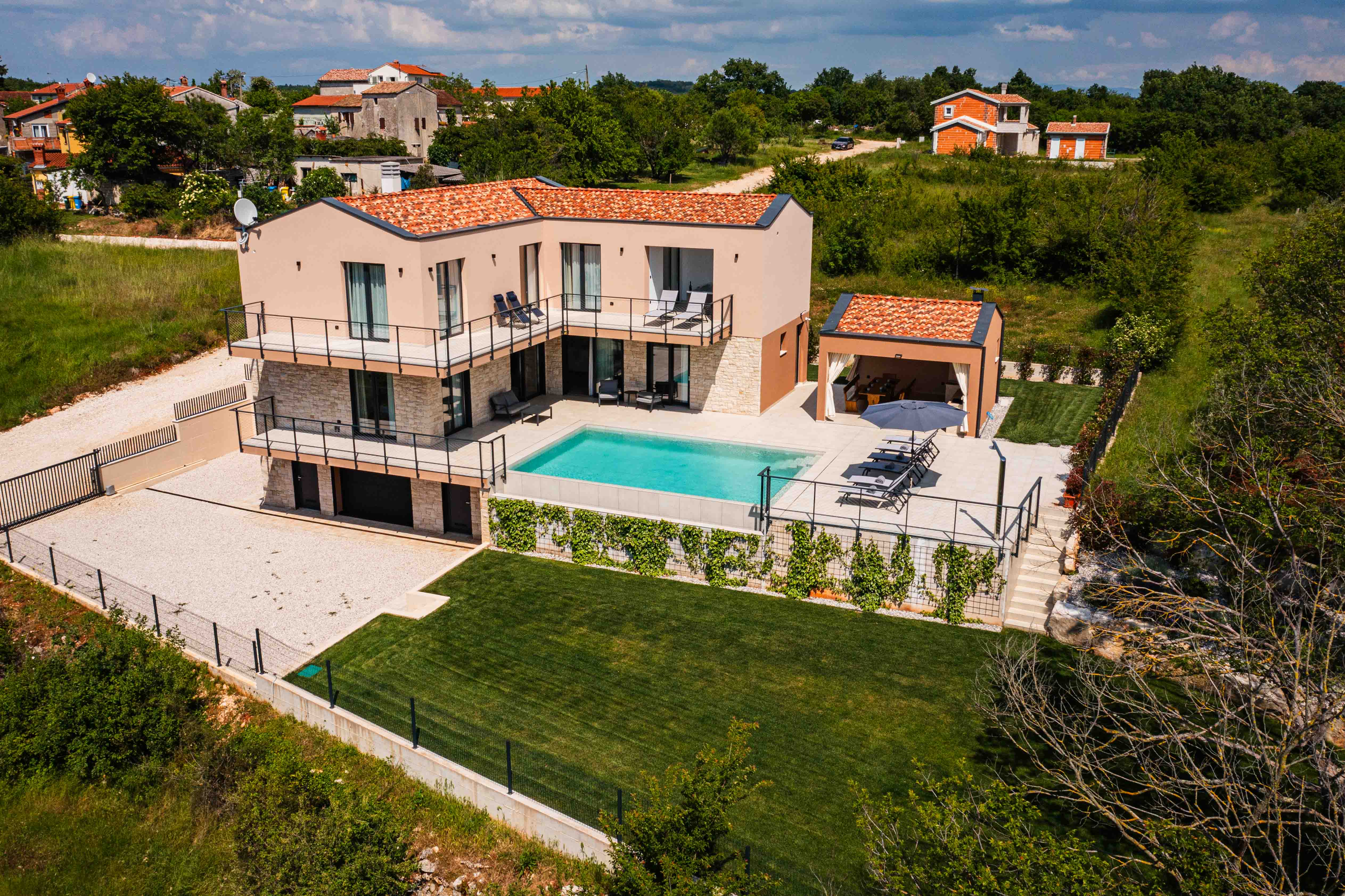 Pogled iz zraka — vila i okolica Istre