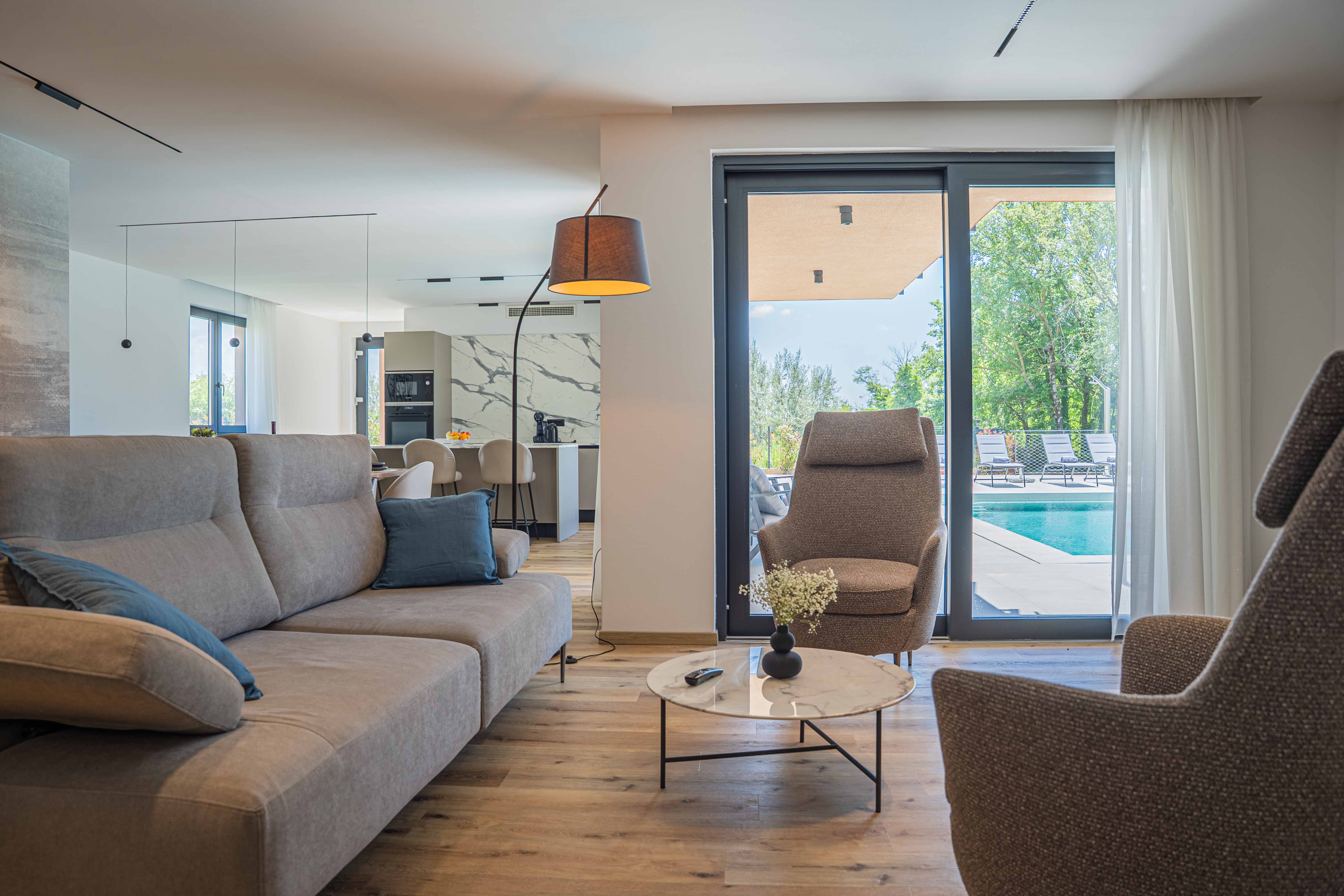 Dnevni boravak, kuhinja i bazen — Villa Vanja